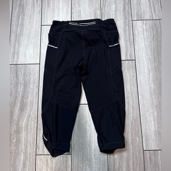 Athleta Size Small Womens Shorts Activewear Knee Length Black - Picture 5 of 5